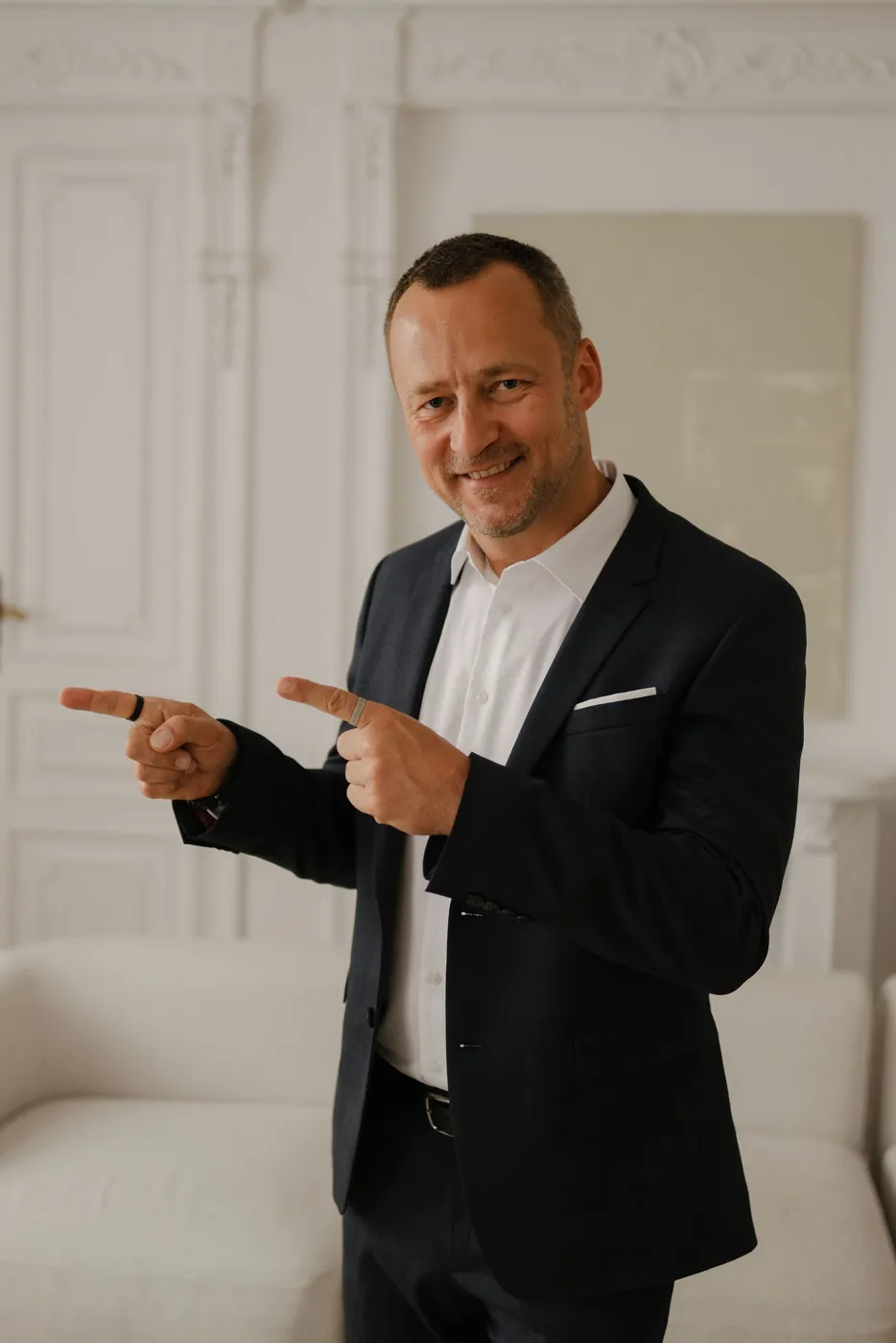 Krzysztof wskazuje w bok